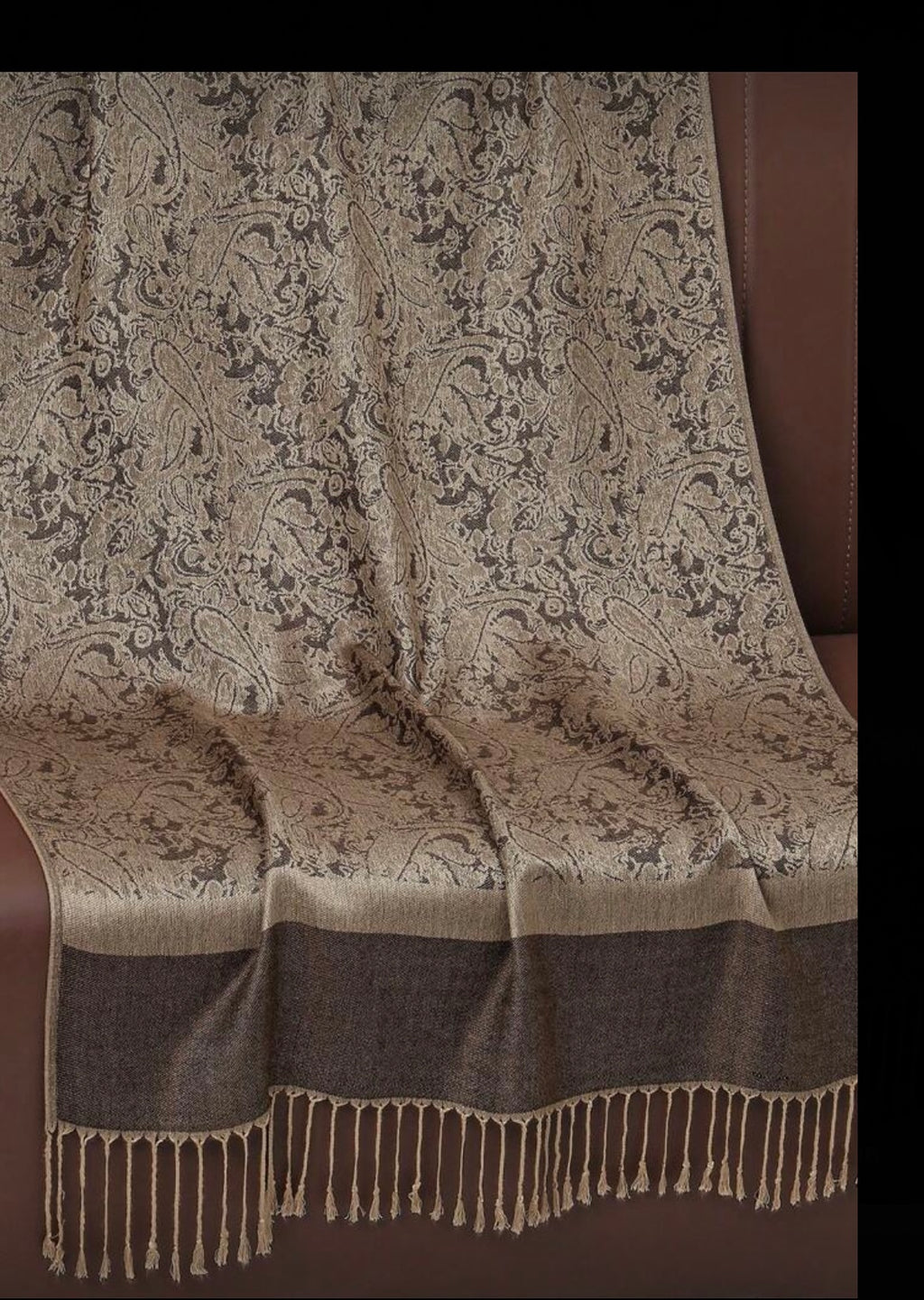 Elegant and cozy, this women’s fashion scarf combines timeless style with everyday comfort.