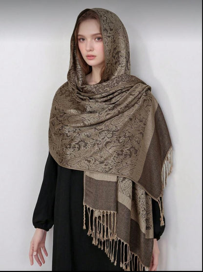 Elegant and cozy, this women’s fashion scarf combines timeless style with everyday comfort.