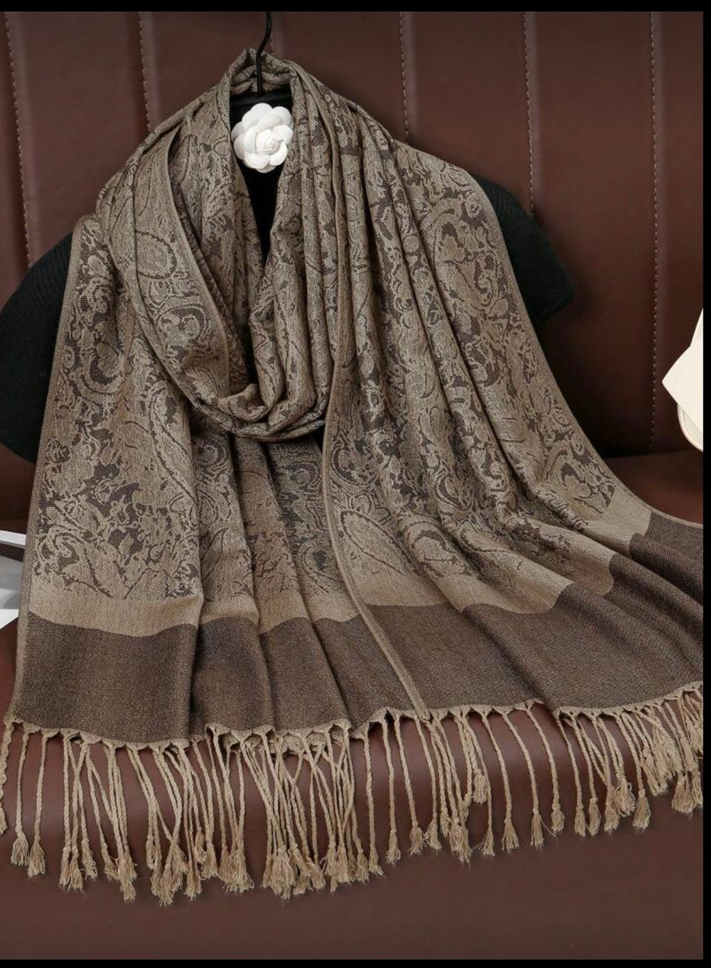 Elegant and cozy, this women’s fashion scarf combines timeless style with everyday comfort.