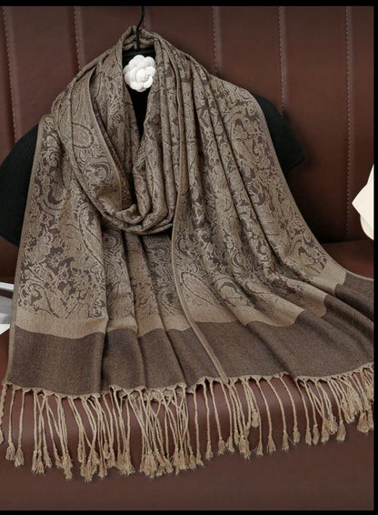 Elegant and cozy, this women’s fashion scarf combines timeless style with everyday comfort.