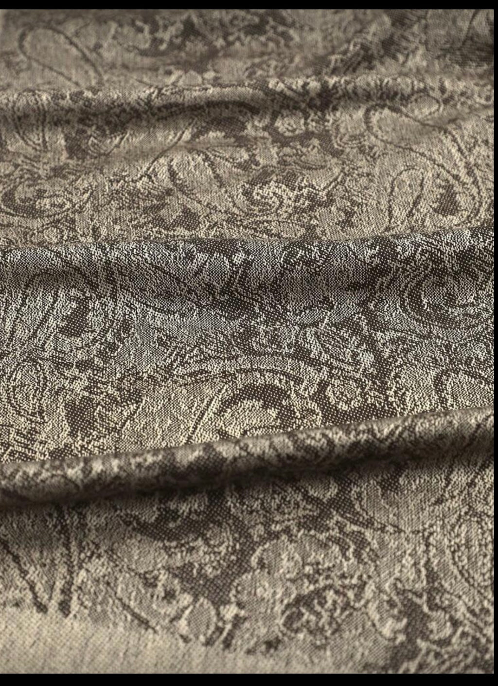 Elegant and cozy, this women’s fashion scarf combines timeless style with everyday comfort.