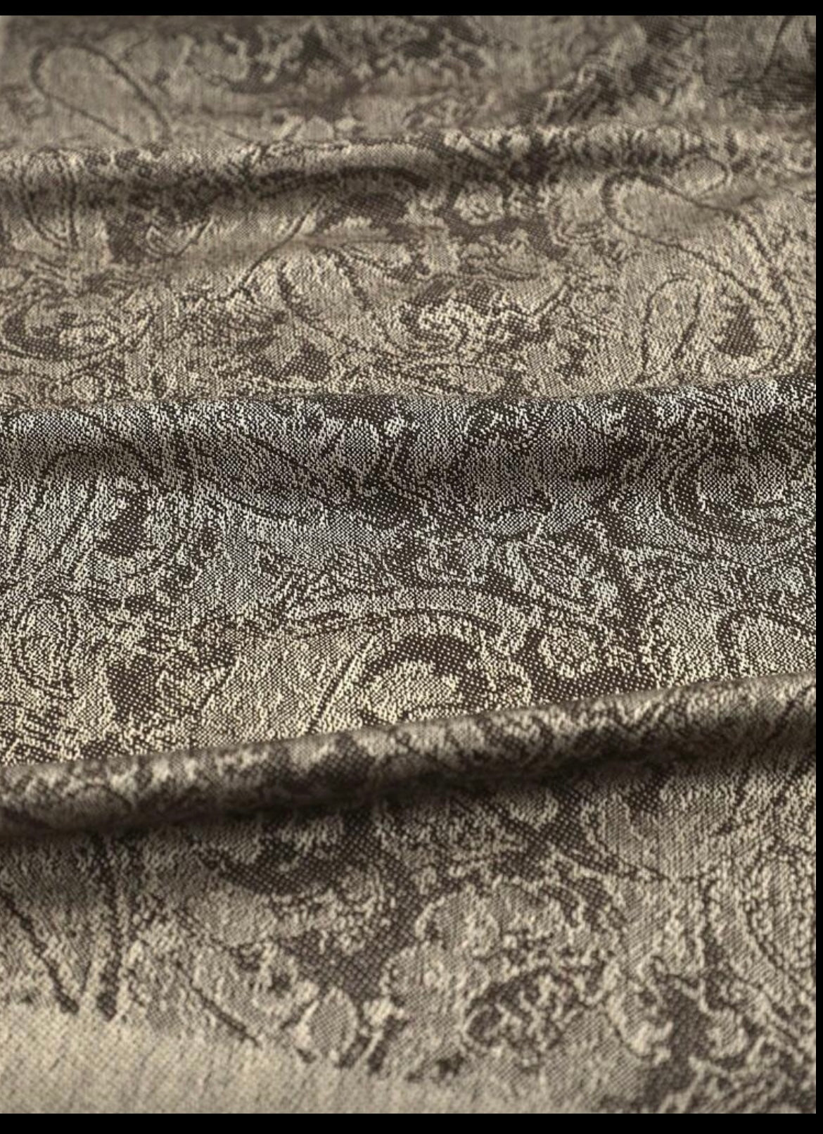 Elegant and cozy, this women’s fashion scarf combines timeless style with everyday comfort.