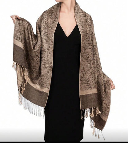 Elegant and cozy, this women’s fashion scarf combines timeless style with everyday comfort.