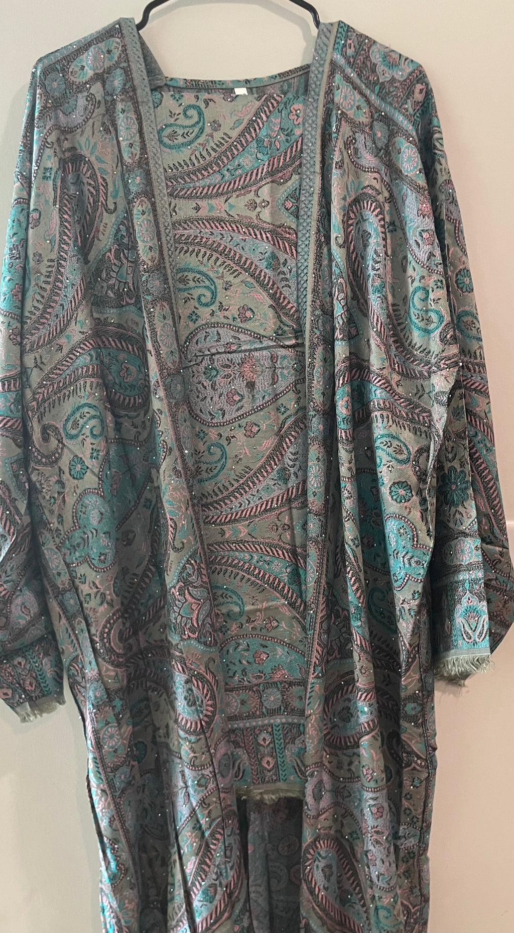 Elegant Pashmina Pattern Open Abaya – Soft Neutral Paisley Design