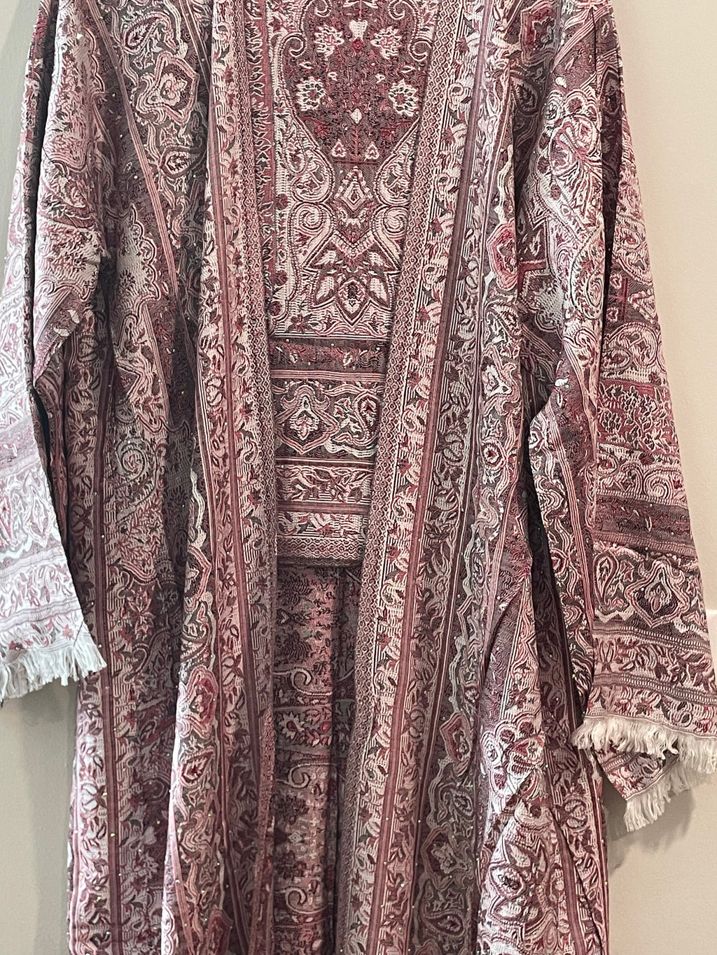 Elegant Pashmina Pattern Open Abaya – Soft Neutral Paisley Design