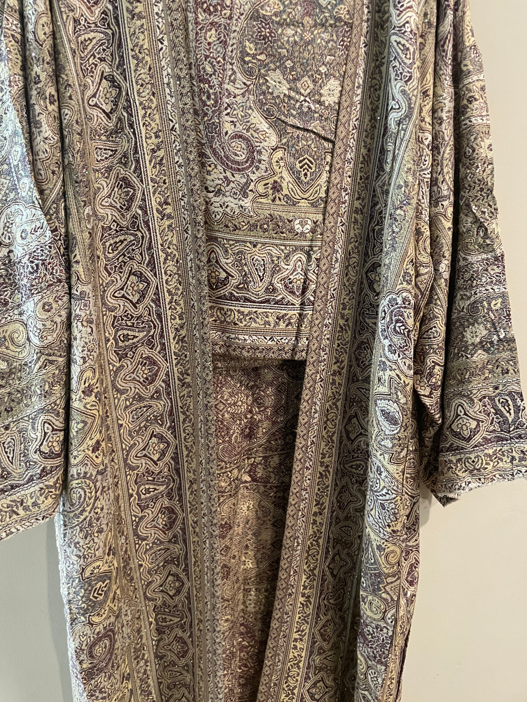 Elegant Pashmina Pattern Open Abaya – Soft Neutral Paisley Design
